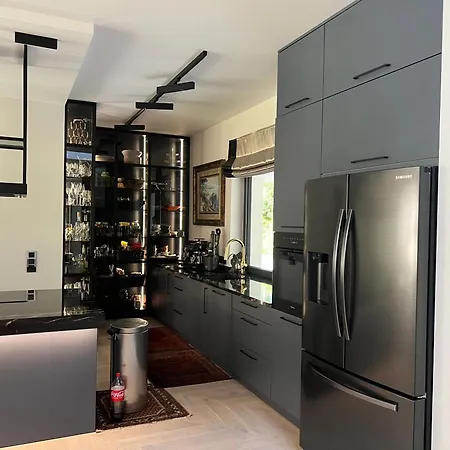 Modern Located In The Heart Of * كونستانتين يوجورنا